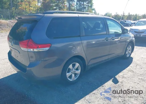 2014 Toyota Sienna Le V6 8 Passenger z USA, uszkodzony, nr VIN 5TDKK3DC0ES426736